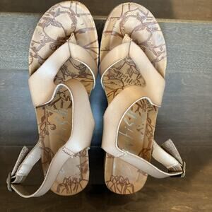 Blowfish Malibu Shoes Womens Size 7.5 Beige Platform Sandals Cork Wedge Flower